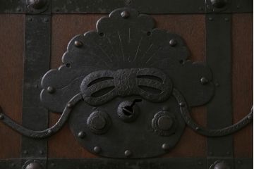 和製アンティーク　最高級品　ケヤキ材　貫禄ある堅牢な金具の装飾が見事な富山蔵戸(建具、引き戸、飾り、玄関戸)