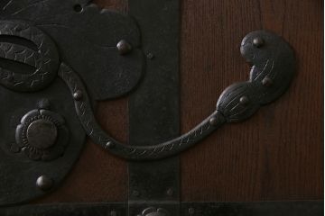 和製アンティーク　最高級品　ケヤキ材　貫禄ある堅牢な金具の装飾が見事な富山蔵戸(建具、引き戸、飾り、玄関戸)