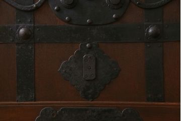 和製アンティーク　最高級品　ケヤキ材　貫禄ある堅牢な金具の装飾が見事な富山蔵戸(建具、引き戸、飾り、玄関戸)