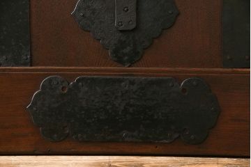 和製アンティーク　最高級品　ケヤキ材　貫禄ある堅牢な金具の装飾が見事な富山蔵戸(建具、引き戸、飾り、玄関戸)