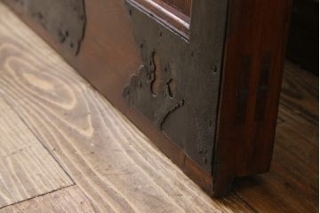 和製アンティーク　最高級品　ケヤキ材　貫禄ある堅牢な金具の装飾が見事な富山蔵戸(建具、引き戸、飾り、玄関戸)