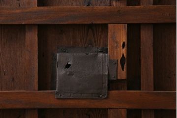 和製アンティーク　最高級品　ケヤキ材　貫禄ある堅牢な金具の装飾が見事な富山蔵戸(建具、引き戸、飾り、玄関戸)