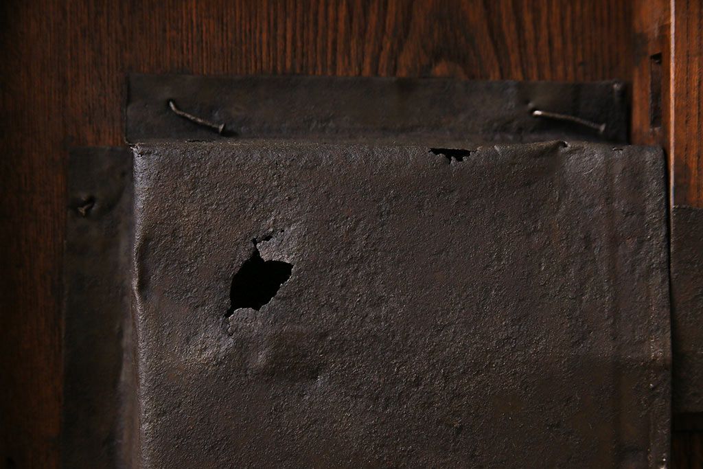 和製アンティーク　最高級品　ケヤキ材　貫禄ある堅牢な金具の装飾が見事な富山蔵戸(建具、引き戸、飾り、玄関戸)