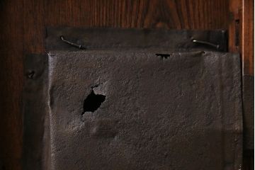 和製アンティーク　最高級品　ケヤキ材　貫禄ある堅牢な金具の装飾が見事な富山蔵戸(建具、引き戸、飾り、玄関戸)