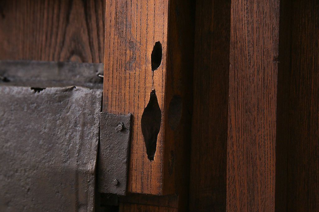 和製アンティーク　最高級品　ケヤキ材　貫禄ある堅牢な金具の装飾が見事な富山蔵戸(建具、引き戸、飾り、玄関戸)