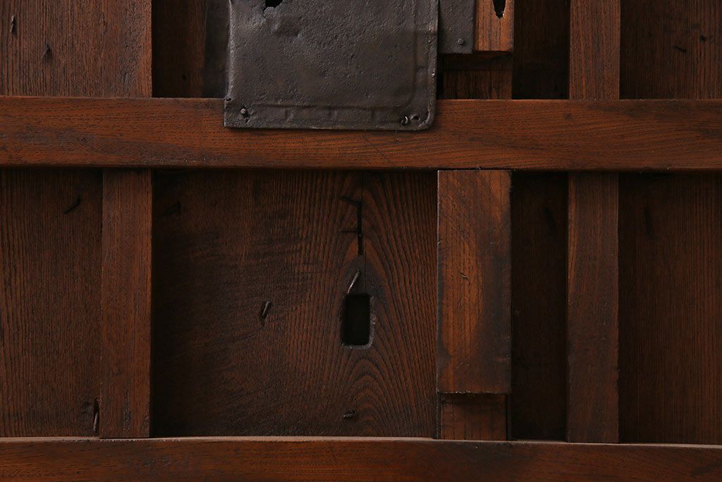 和製アンティーク　最高級品　ケヤキ材　貫禄ある堅牢な金具の装飾が見事な富山蔵戸(建具、引き戸、飾り、玄関戸)