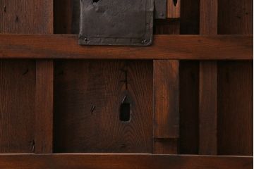 和製アンティーク　最高級品　ケヤキ材　貫禄ある堅牢な金具の装飾が見事な富山蔵戸(建具、引き戸、飾り、玄関戸)