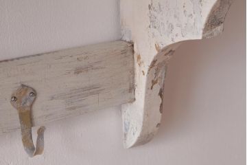 フランスアンティーク　ペイント家具　フレンチシャビーな雰囲気がお洒落な壁掛け棚(フック、ウォールラック)