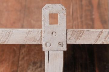 フランスアンティーク　ペイント家具　フレンチシャビーな雰囲気がお洒落な壁掛け棚(フック、ウォールラック)
