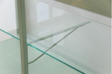ペイント家具　モールガラス入り　引き戸収納付きレトロなガラスケース(ショーケース、陳列棚、飾り棚)
