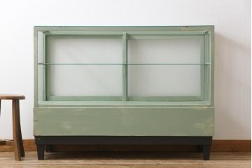ペイント家具　モールガラス入り　引き戸収納付きレトロなガラスケース(ショーケース、陳列棚、飾り棚)