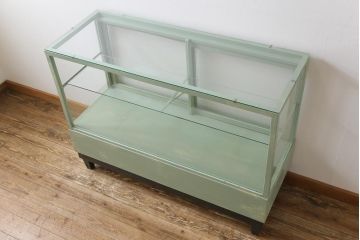 ペイント家具　モールガラス入り　引き戸収納付きレトロなガラスケース(ショーケース、陳列棚、飾り棚)