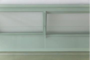 ペイント家具　モールガラス入り　引き戸収納付きレトロなガラスケース(ショーケース、陳列棚、飾り棚)