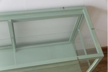 ペイント家具　モールガラス入り　引き戸収納付きレトロなガラスケース(ショーケース、陳列棚、飾り棚)