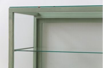 ペイント家具　モールガラス入り　引き戸収納付きレトロなガラスケース(ショーケース、陳列棚、飾り棚)