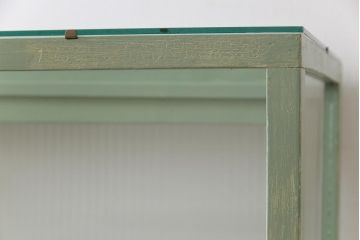 ペイント家具　モールガラス入り　引き戸収納付きレトロなガラスケース(ショーケース、陳列棚、飾り棚)