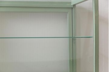 ペイント家具　モールガラス入り　引き戸収納付きレトロなガラスケース(ショーケース、陳列棚、飾り棚)