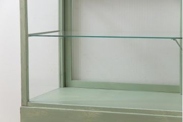 ペイント家具　モールガラス入り　引き戸収納付きレトロなガラスケース(ショーケース、陳列棚、飾り棚)