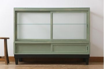 ペイント家具　モールガラス入り　引き戸収納付きレトロなガラスケース(ショーケース、陳列棚、飾り棚)