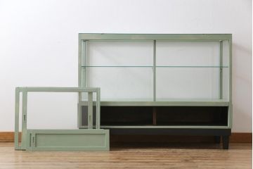 ペイント家具　モールガラス入り　引き戸収納付きレトロなガラスケース(ショーケース、陳列棚、飾り棚)
