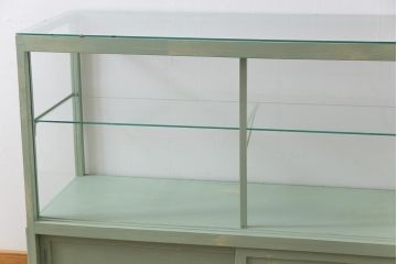 ペイント家具　モールガラス入り　引き戸収納付きレトロなガラスケース(ショーケース、陳列棚、飾り棚)