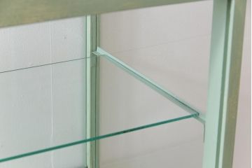 ペイント家具　モールガラス入り　引き戸収納付きレトロなガラスケース(ショーケース、陳列棚、飾り棚)