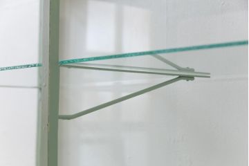ペイント家具　モールガラス入り　引き戸収納付きレトロなガラスケース(ショーケース、陳列棚、飾り棚)