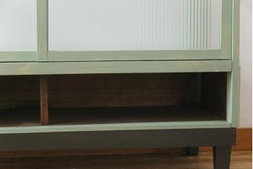 ペイント家具　モールガラス入り　引き戸収納付きレトロなガラスケース(ショーケース、陳列棚、飾り棚)