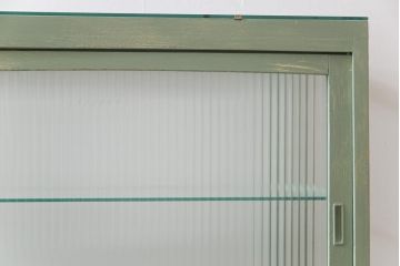 ペイント家具　モールガラス入り　引き戸収納付きレトロなガラスケース(ショーケース、陳列棚、飾り棚)