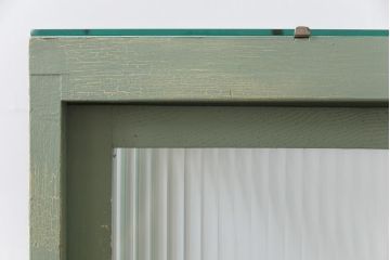 ペイント家具　モールガラス入り　引き戸収納付きレトロなガラスケース(ショーケース、陳列棚、飾り棚)