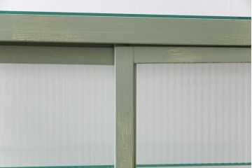 ペイント家具　モールガラス入り　引き戸収納付きレトロなガラスケース(ショーケース、陳列棚、飾り棚)