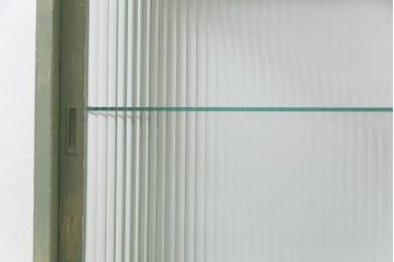 ペイント家具　モールガラス入り　引き戸収納付きレトロなガラスケース(ショーケース、陳列棚、飾り棚)