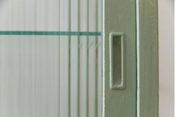 ペイント家具　モールガラス入り　引き戸収納付きレトロなガラスケース(ショーケース、陳列棚、飾り棚)