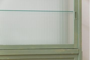 ペイント家具　モールガラス入り　引き戸収納付きレトロなガラスケース(ショーケース、陳列棚、飾り棚)