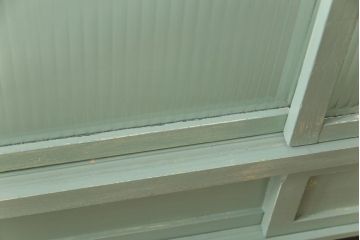 ペイント家具　モールガラス入り　引き戸収納付きレトロなガラスケース(ショーケース、陳列棚、飾り棚)