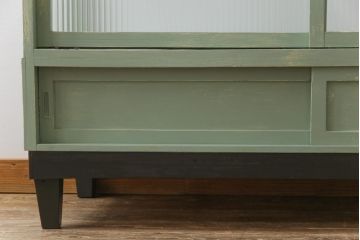 ペイント家具　モールガラス入り　引き戸収納付きレトロなガラスケース(ショーケース、陳列棚、飾り棚)