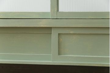 ペイント家具　モールガラス入り　引き戸収納付きレトロなガラスケース(ショーケース、陳列棚、飾り棚)