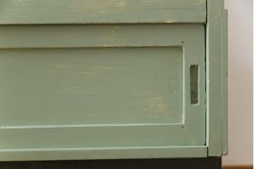 ペイント家具　モールガラス入り　引き戸収納付きレトロなガラスケース(ショーケース、陳列棚、飾り棚)