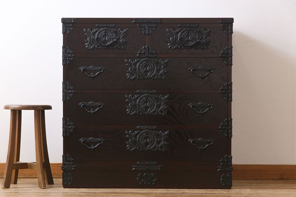 中古美品　伝統民芸家具　ケヤキ材の玉杢と南部鉄器が高級感漂わせる遠野民芸の衣装箪笥(チェスト、引き出し)(定価約44万円)