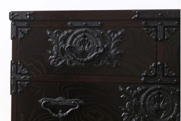 中古美品　伝統民芸家具　ケヤキ材の玉杢と南部鉄器が高級感漂わせる遠野民芸の衣装箪笥(チェスト、引き出し)(定価約44万円)