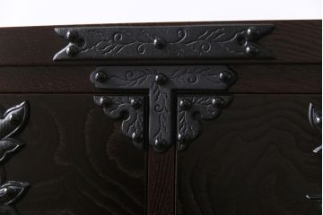 中古美品　伝統民芸家具　ケヤキ材の玉杢と南部鉄器が高級感漂わせる遠野民芸の衣装箪笥(チェスト、引き出し)(定価約44万円)