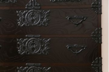 中古美品　伝統民芸家具　ケヤキ材の玉杢と南部鉄器が高級感漂わせる遠野民芸の衣装箪笥(チェスト、引き出し)(定価約44万円)