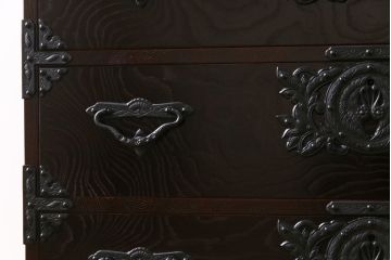 中古美品　伝統民芸家具　ケヤキ材の玉杢と南部鉄器が高級感漂わせる遠野民芸の衣装箪笥(チェスト、引き出し)(定価約44万円)