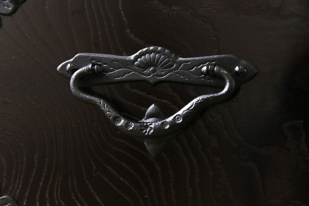 中古美品　伝統民芸家具　ケヤキ材の玉杢と南部鉄器が高級感漂わせる遠野民芸の衣装箪笥(チェスト、引き出し)(定価約44万円)