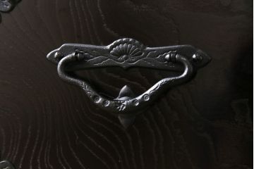 中古美品　伝統民芸家具　ケヤキ材の玉杢と南部鉄器が高級感漂わせる遠野民芸の衣装箪笥(チェスト、引き出し)(定価約44万円)
