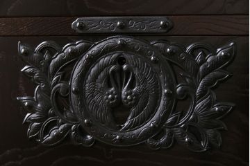 中古美品　伝統民芸家具　ケヤキ材の玉杢と南部鉄器が高級感漂わせる遠野民芸の衣装箪笥(チェスト、引き出し)(定価約44万円)