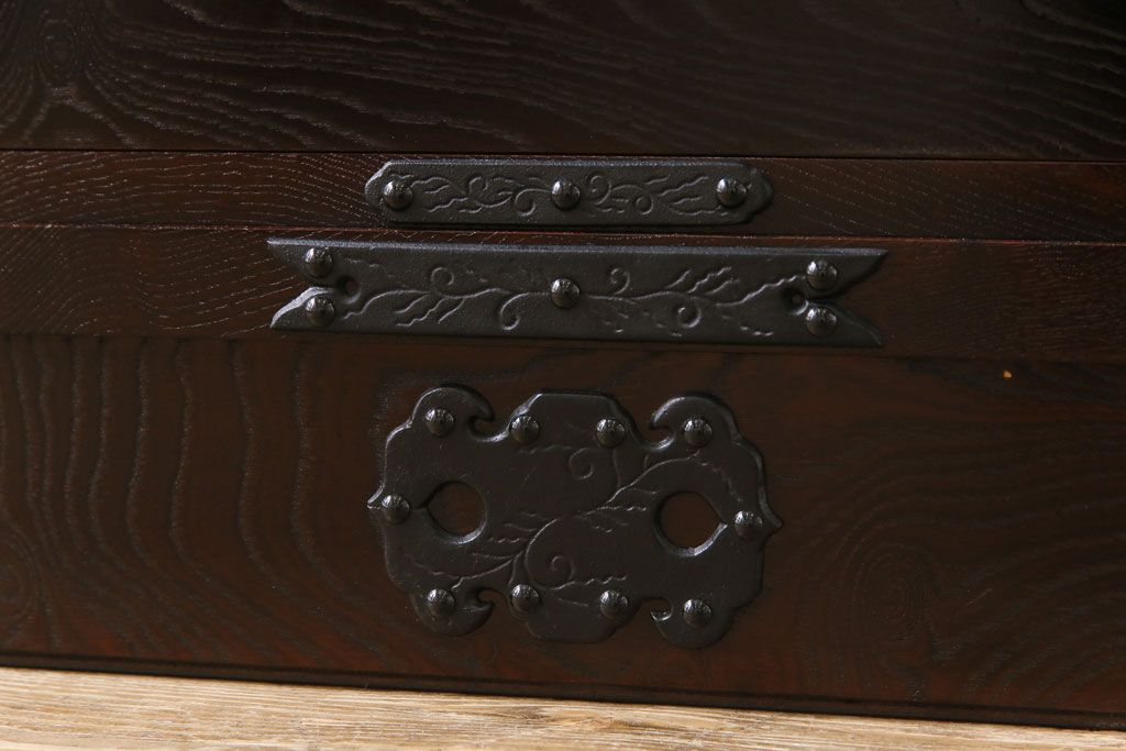 中古美品　伝統民芸家具　ケヤキ材の玉杢と南部鉄器が高級感漂わせる遠野民芸の衣装箪笥(チェスト、引き出し)(定価約44万円)