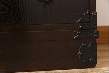 中古美品　伝統民芸家具　ケヤキ材の玉杢と南部鉄器が高級感漂わせる遠野民芸の衣装箪笥(チェスト、引き出し)(定価約44万円)