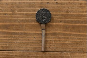 中古美品　伝統民芸家具　ケヤキ材の玉杢と南部鉄器が高級感漂わせる遠野民芸の衣装箪笥(チェスト、引き出し)(定価約44万円)