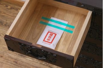 中古美品　伝統民芸家具　ケヤキ材の玉杢と南部鉄器が高級感漂わせる遠野民芸の衣装箪笥(チェスト、引き出し)(定価約44万円)